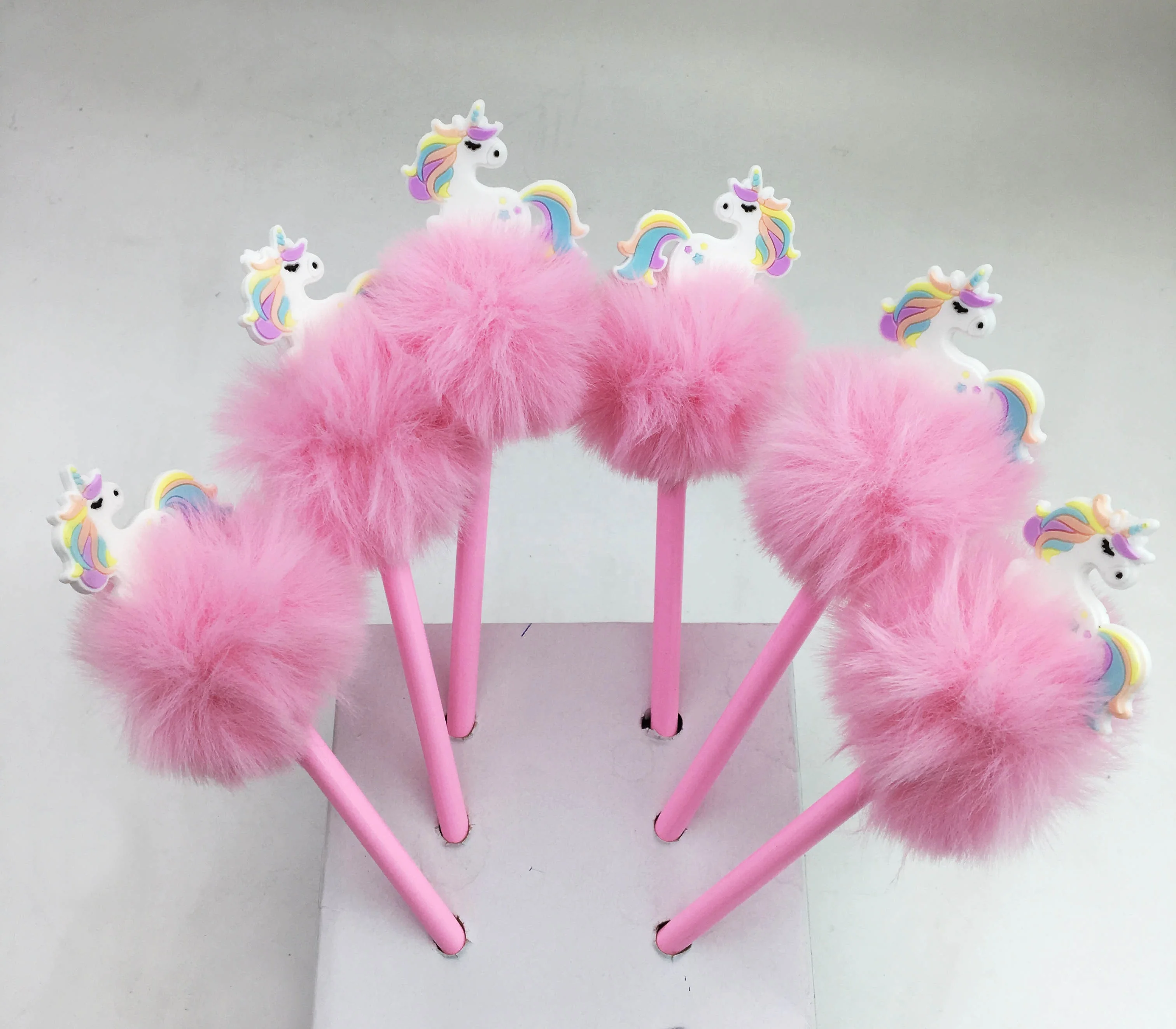 Горячий пушистый розовый карандаш с