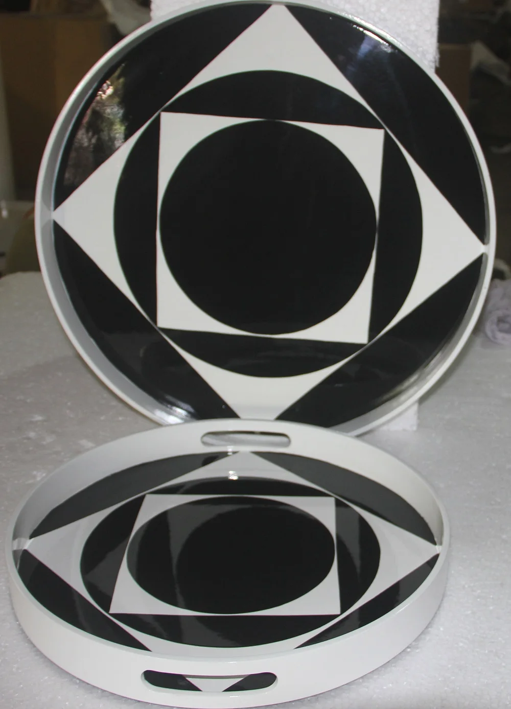 Vietnam Handicraft Nautical Flower Round Lacquer Tray with Handles in Black & White Finishing