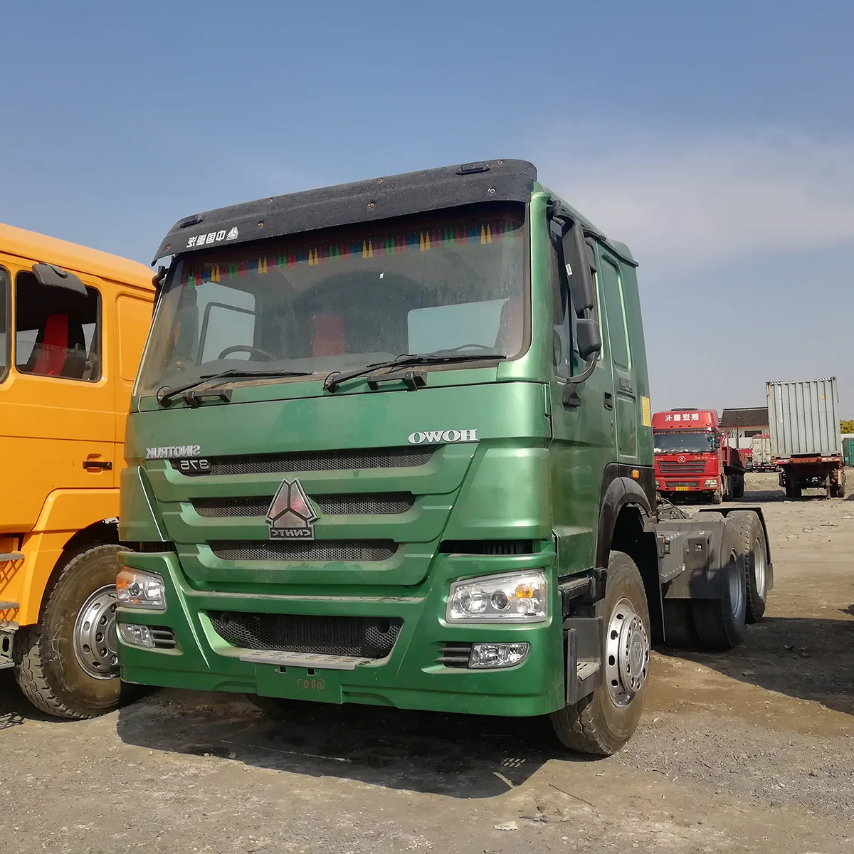 
Used Sinotruk HOWO Tractor head RHD, Right Hand Drive Green color low cabin for Africa 