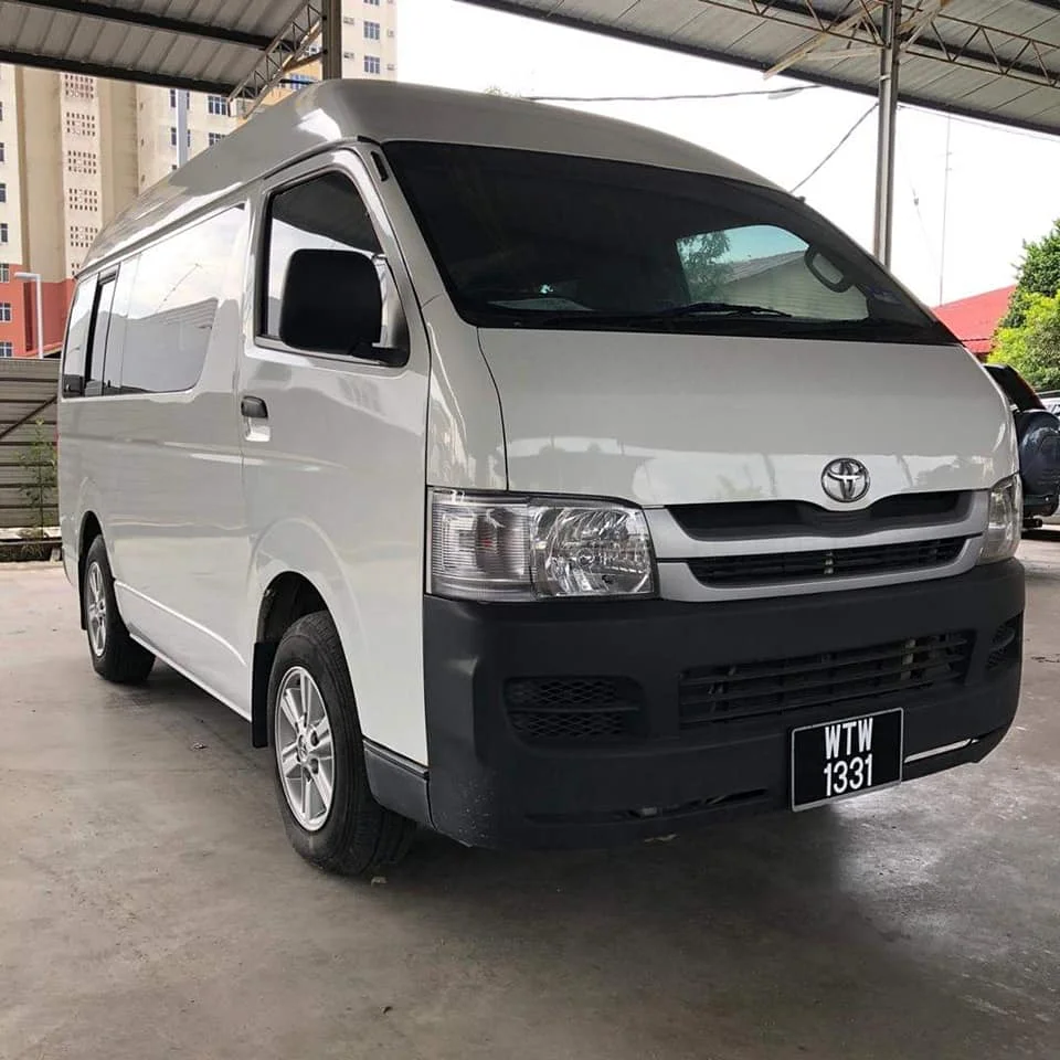 Бывший в употреблении довольно бывший в употреблении автобус Hiace доступен для продажи