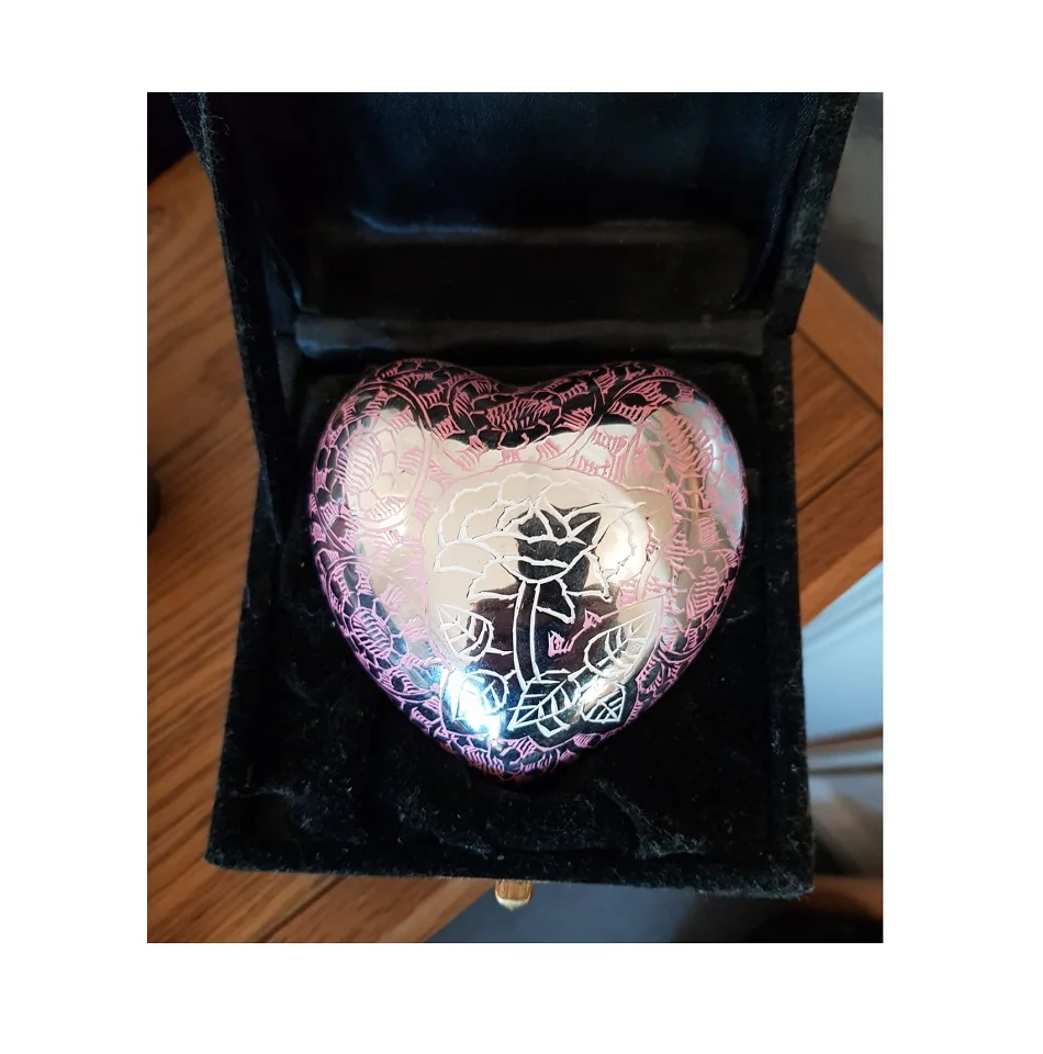 Красивый Уникальный Печатный Выгравированный отпечаток лап в оловянной латунной урне форме сердца для домашних животных латунные урны из Индии