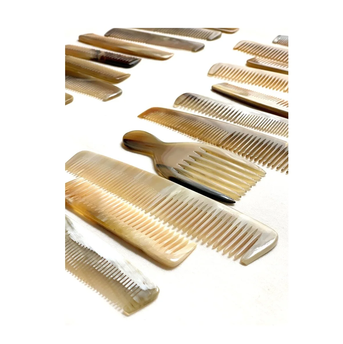 Natural Yak Horn Comb Hair handle Detangling Anti-Hair Loss Men and Women Curly Hair Home Head Meridian Massage Comb Real Horn