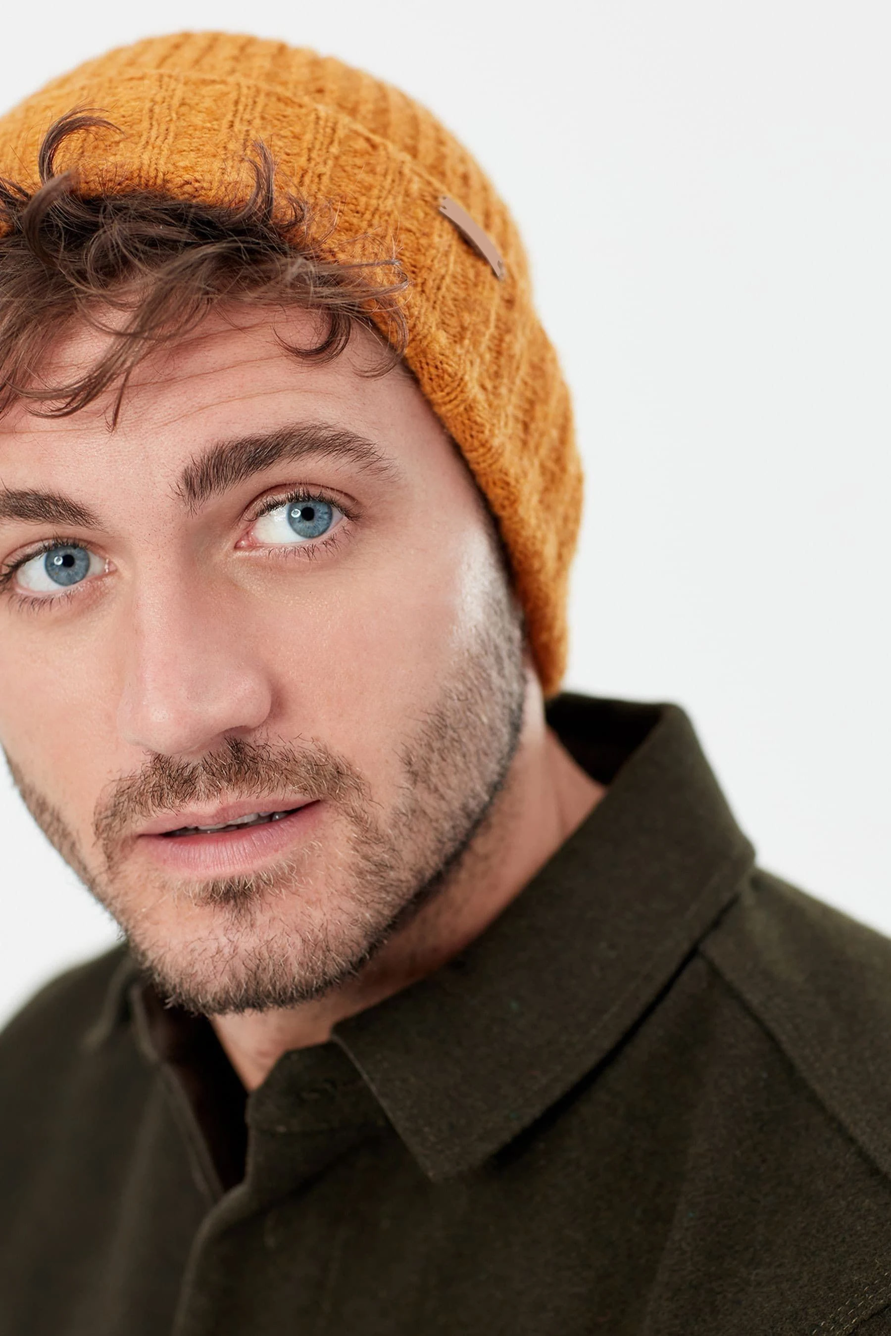 Wholesale Fashionable Custom Logo Embroidery Logo Unisex Solid Color Warm Winter Beanie Caps Knitted Hats For Unisex