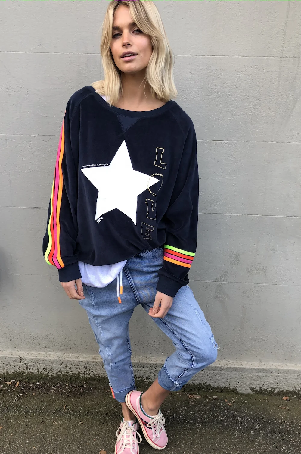 Hot selling printed women hoodies pullover sweaters in black color