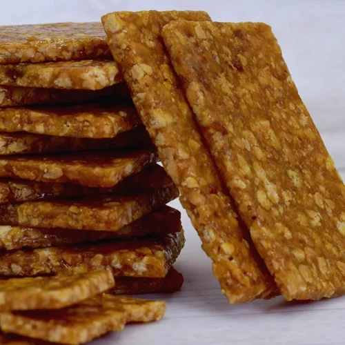 Традиционные сладкие конфеты в виде арахиса вкусная хрустящая еда и