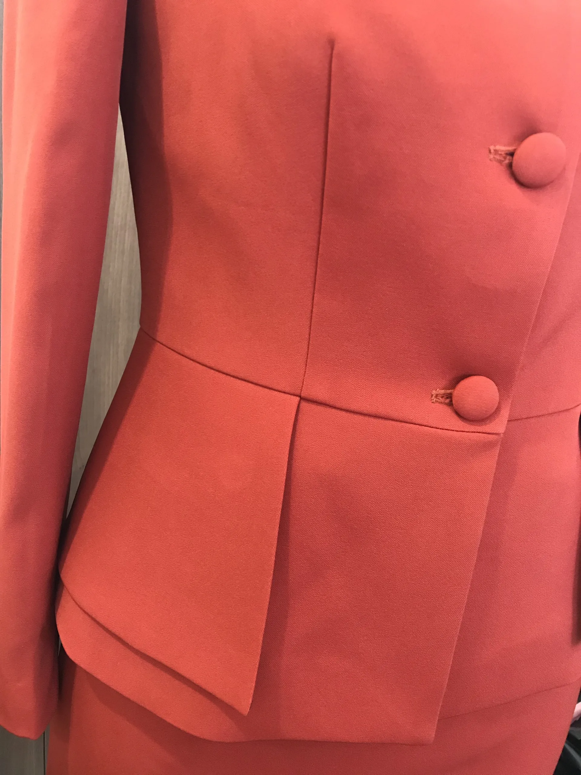 Bulk Order High Quality Office Style Clothes For Girls Coral Red Color Pleat Blouse Jacket Suits Set For Women