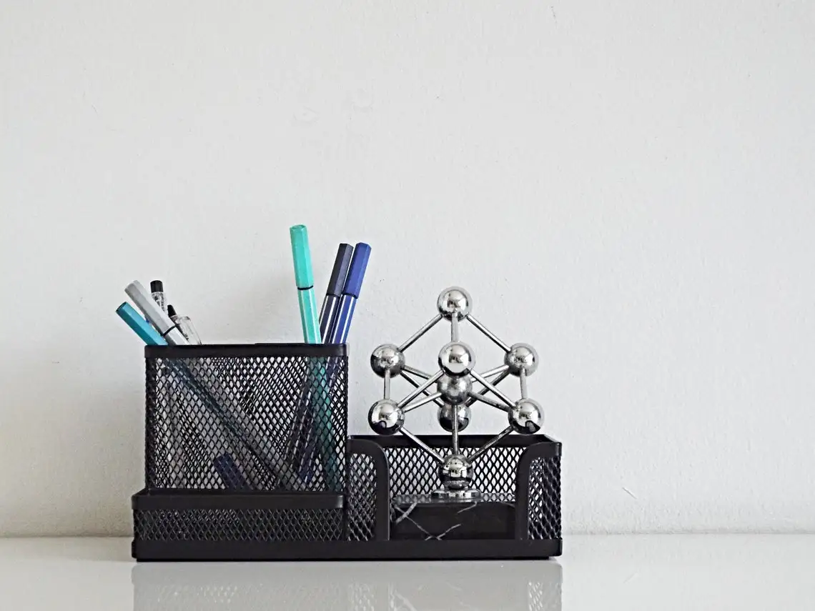 Органайзер канцелярский из черного металла с 3-секционный дизайн идеально подходит для стильного настольного аксессуара и эффективного хранения ручек