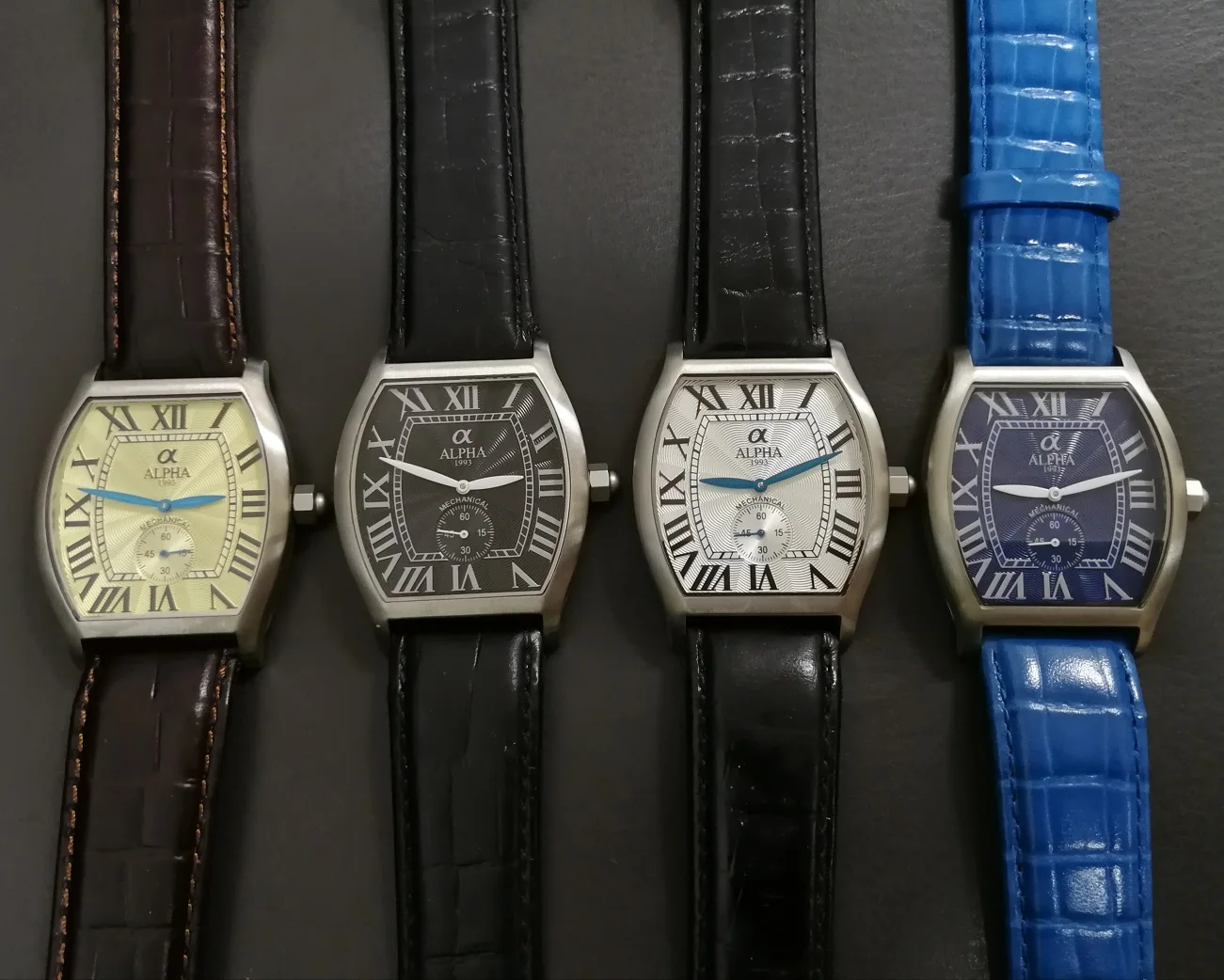 Цилиндрические маленькие наручные часы