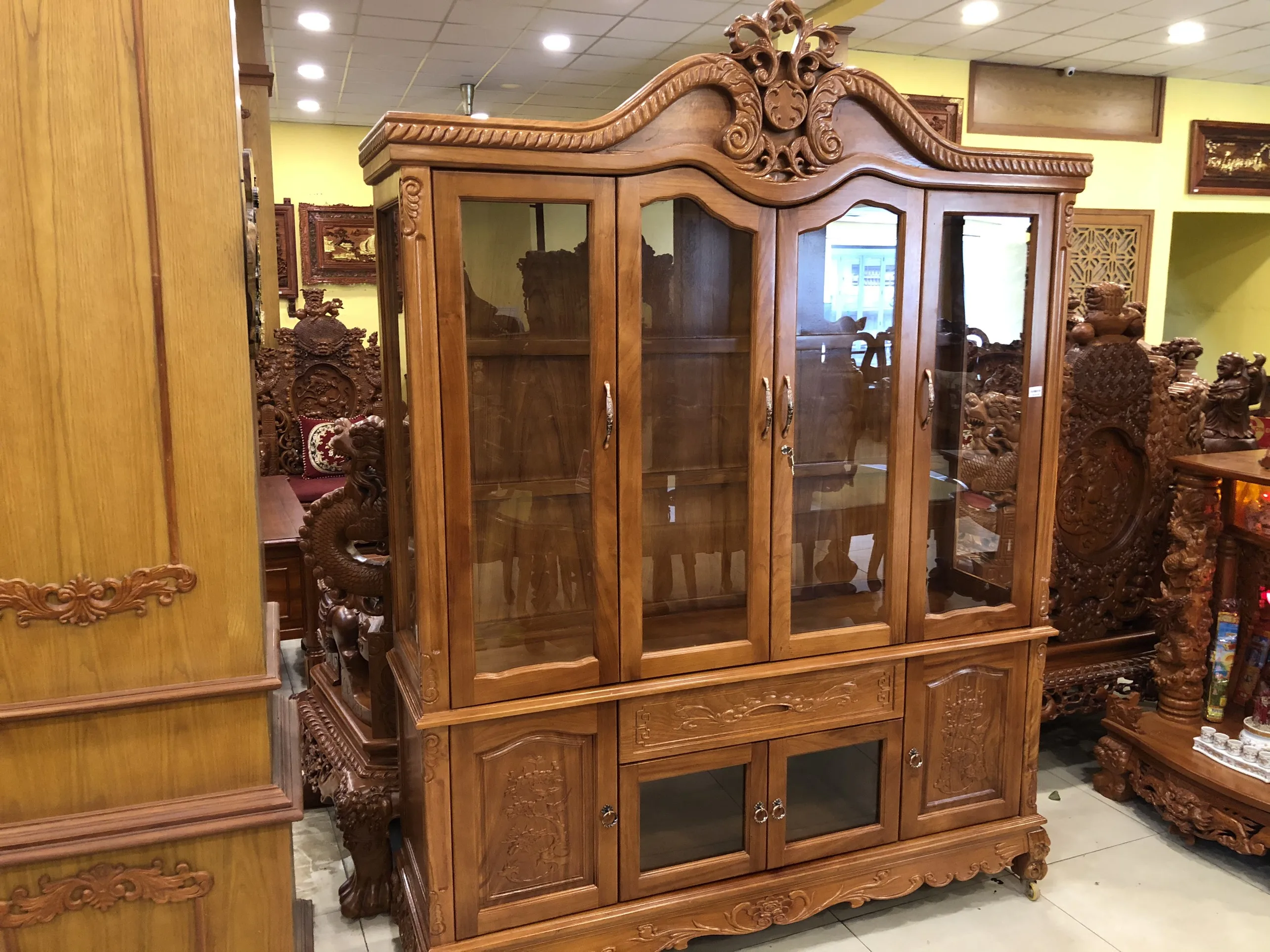 Винный шкаф с красной орхидеей 1m8x2m4