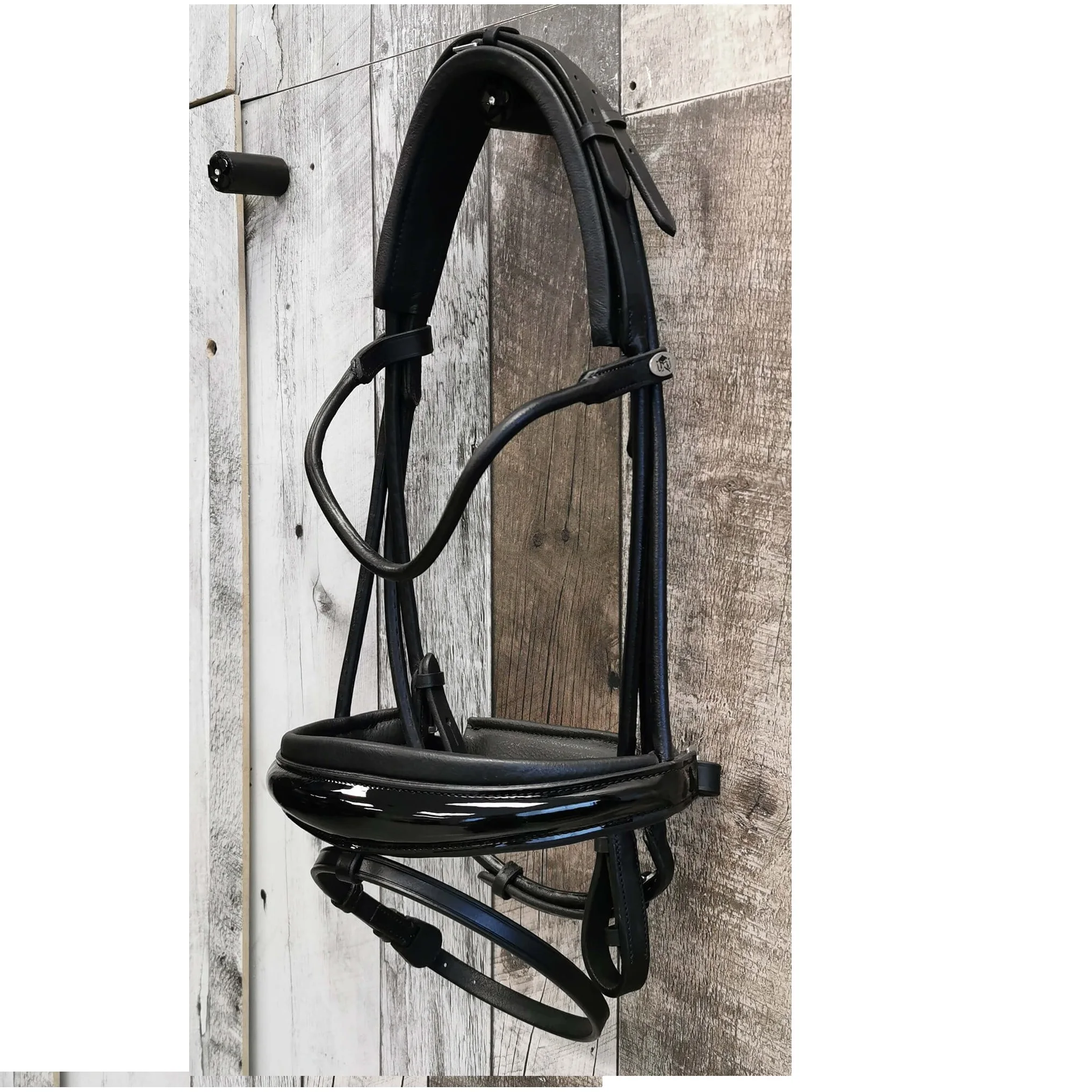 Свернутая уздечка на высококачественной английской коже с лакированной лентой для носа и пряжкой из нержавеющей стали, мягкая подкладка из коровьей кожи