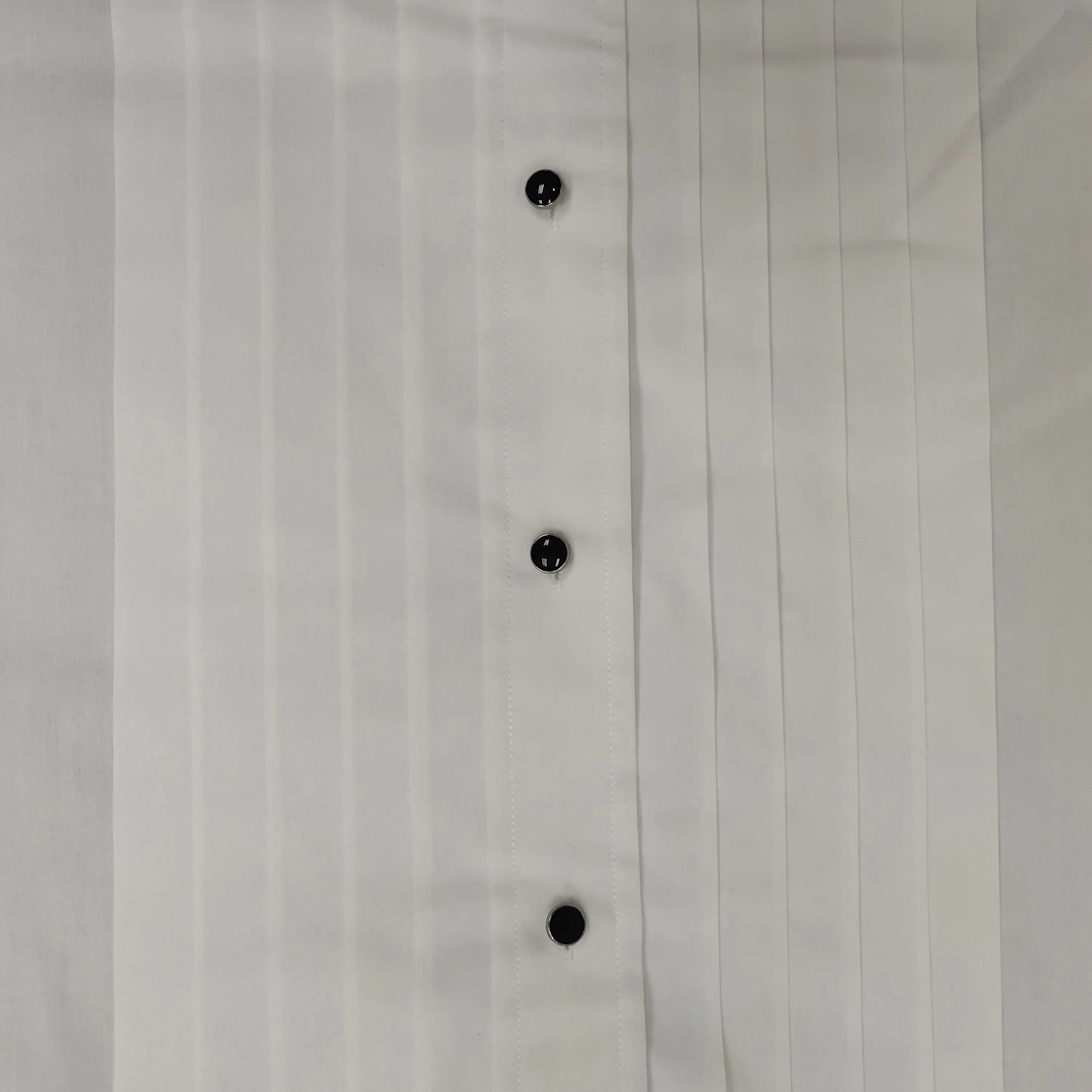 Белыми крыльями Очаровательная воротник спереди складки с двойными манжетами; Одежда с длинными рукавами костюм-смокинг мужская рубашка