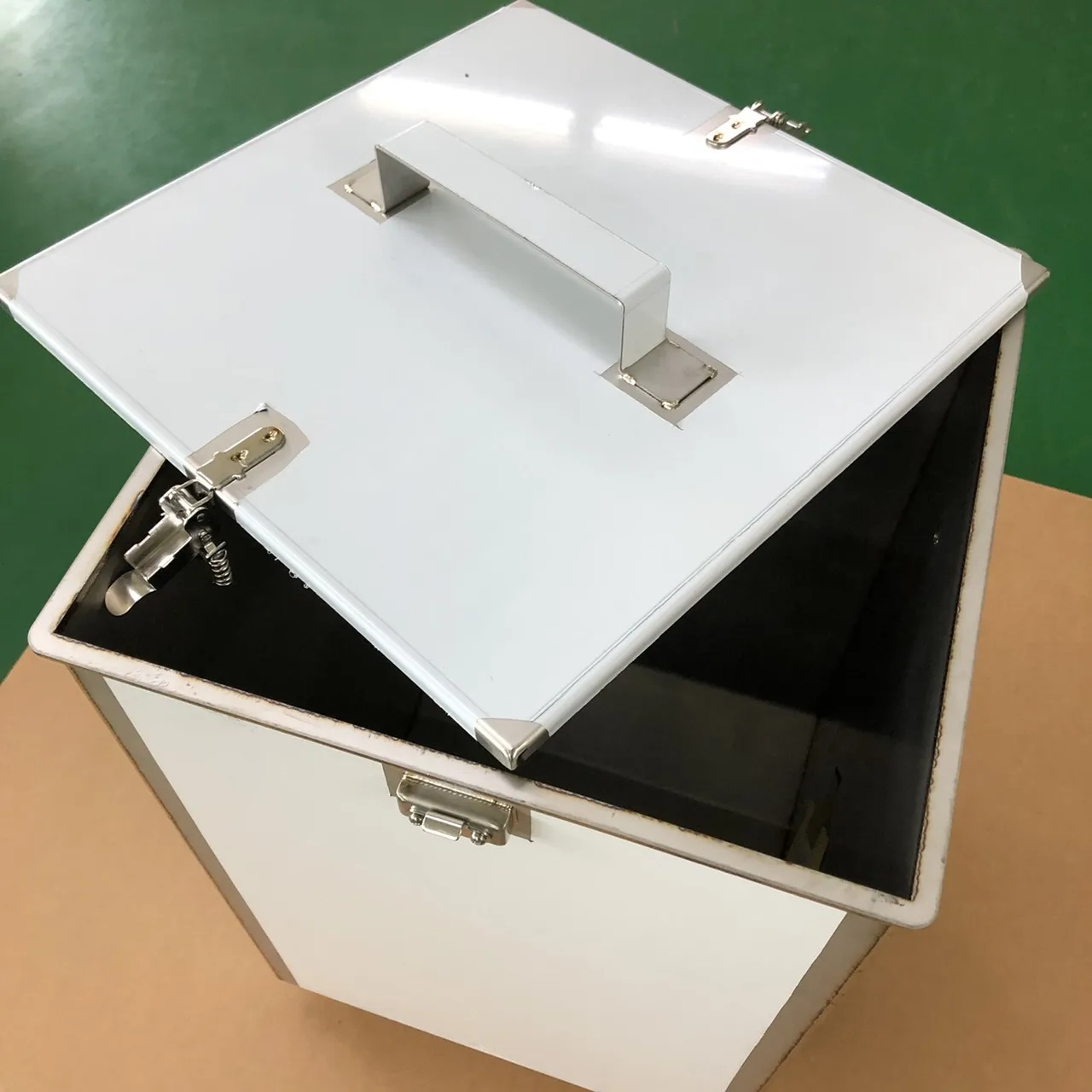 Turning and milling machine water and oil transport vehicle-oil tank with top