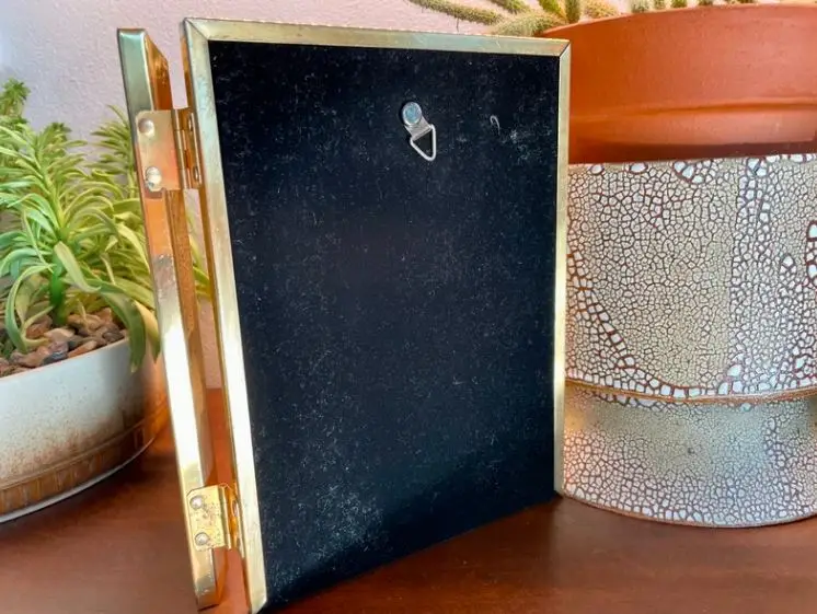 Уникальная латунная настольная фоторамка с декоративным дизайном идеально подходит для демонстрации юбилейных фотографий и особых воспоминаний