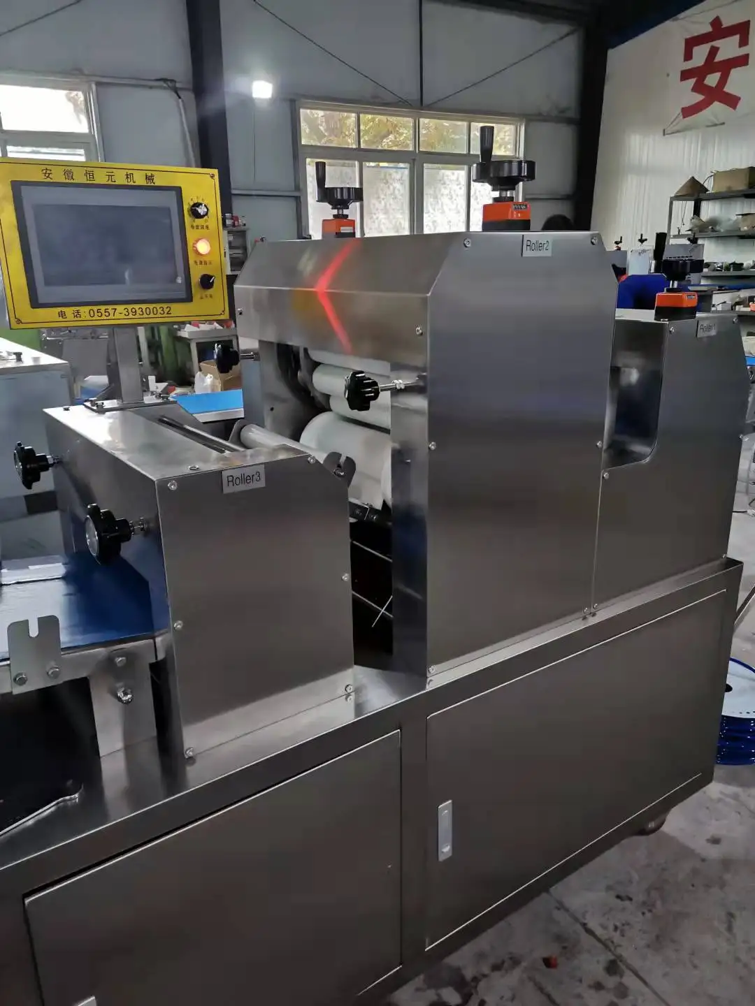 Fully automatic egg yolk crisp durian cake forming machine