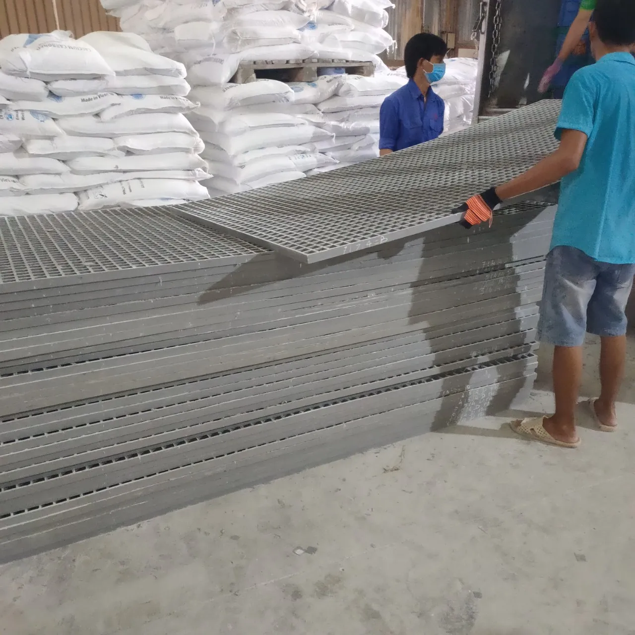 Непроводящая огнестойкая формованная композитная решетка ФАП серого цвета под заказ