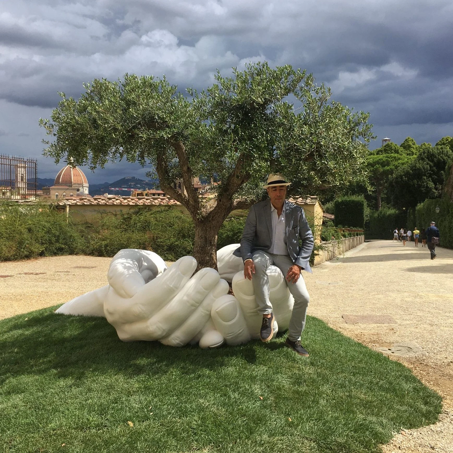 Outdoor Garden Decoration Giant Hands Holding an Olive Tree Sculpture for Sale