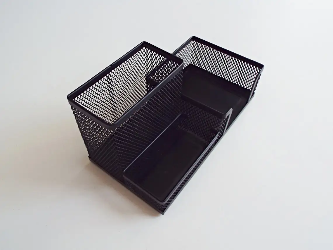 Органайзер канцелярский из черного металла с 3-секционный дизайн идеально подходит для стильного настольного аксессуара и эффективного хранения ручек