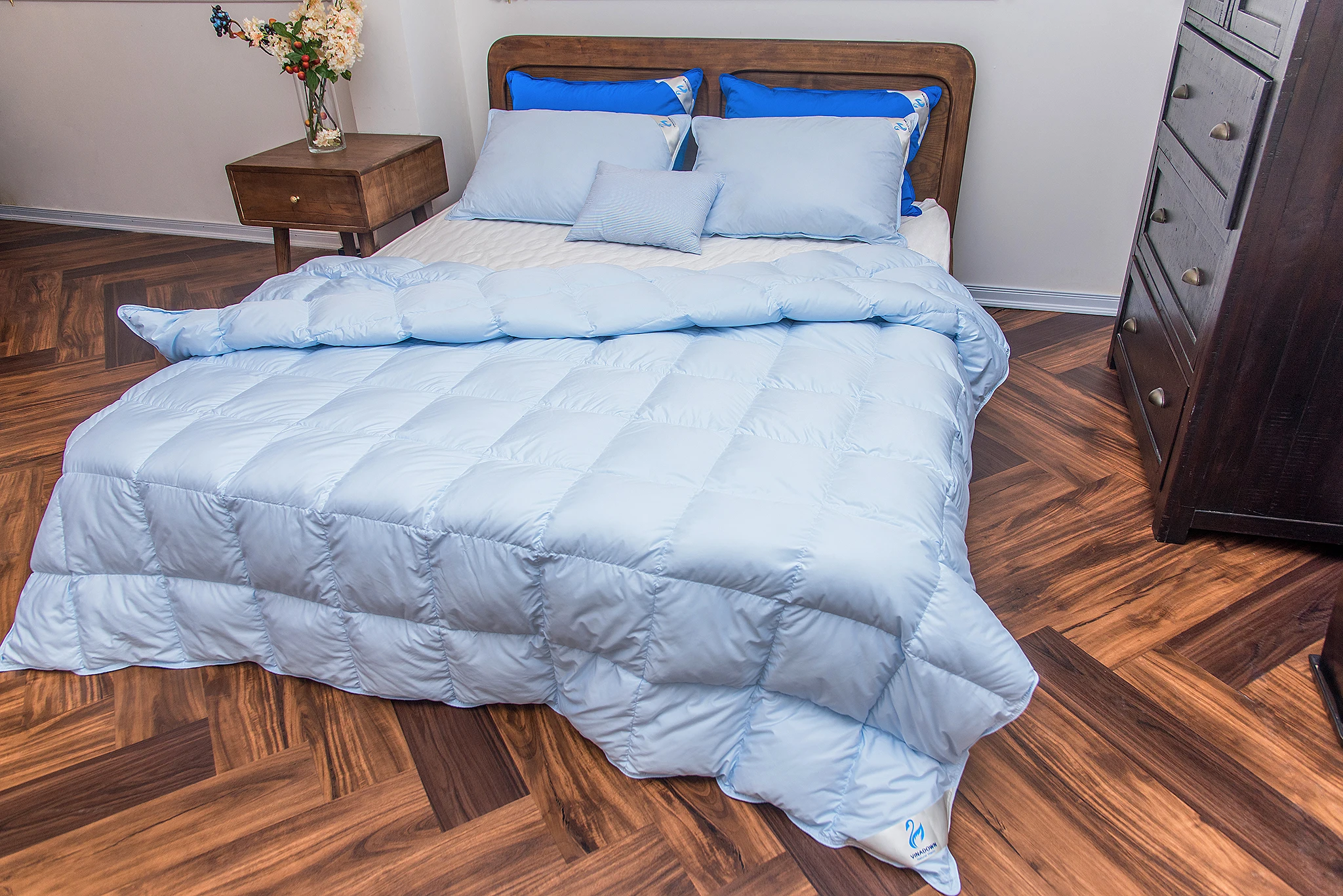 VIETNAM  DOWN QUILT - GOOSE DOWN SORT, LIGHT AND WARN  MULTI- COLORED  COMFORTER