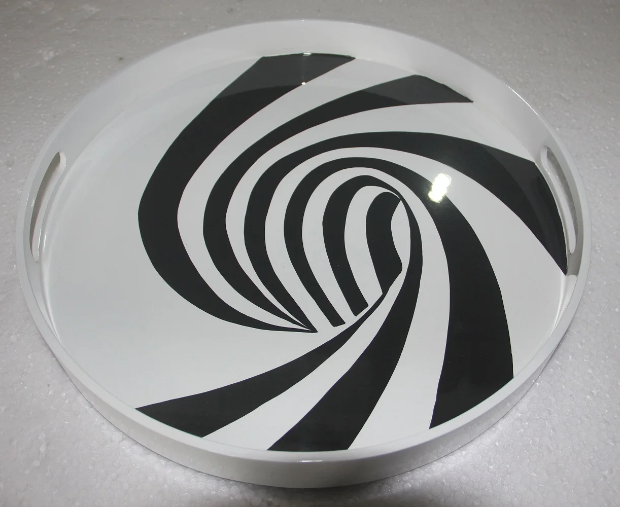 Vietnam Handicraft Nautical Flower Round Lacquer Tray with Handles in Black & White Finishing