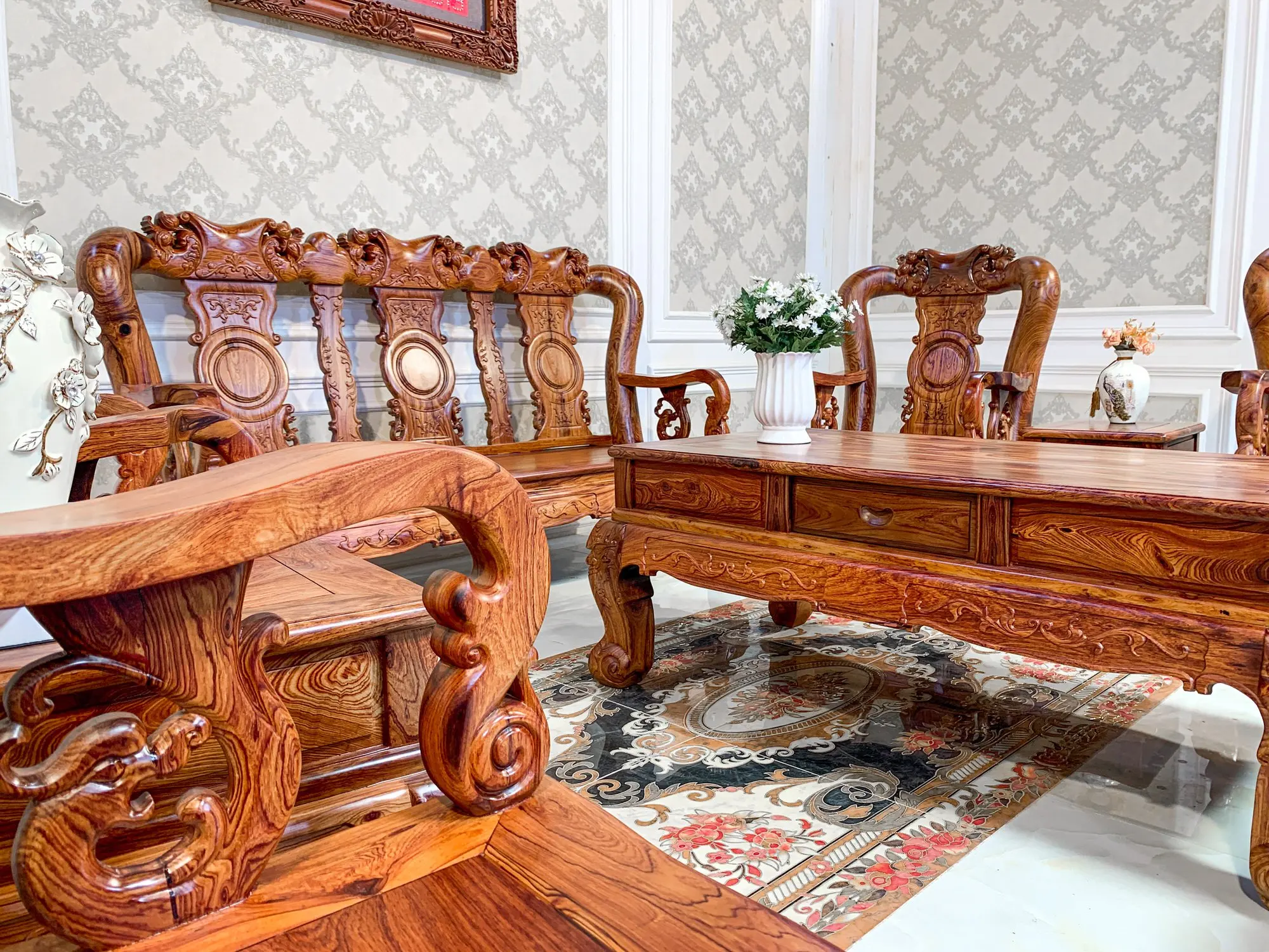 Table and chairs carved with rosewood peach