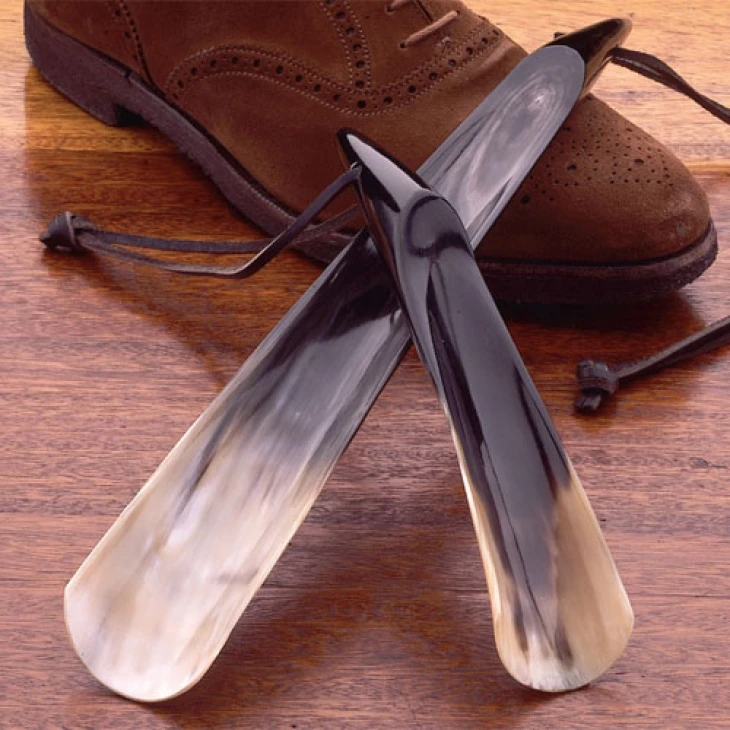 100% natural buffalo shoe horn man and woman and girls shoe horn for customized size wearing shoe wood horn for sale