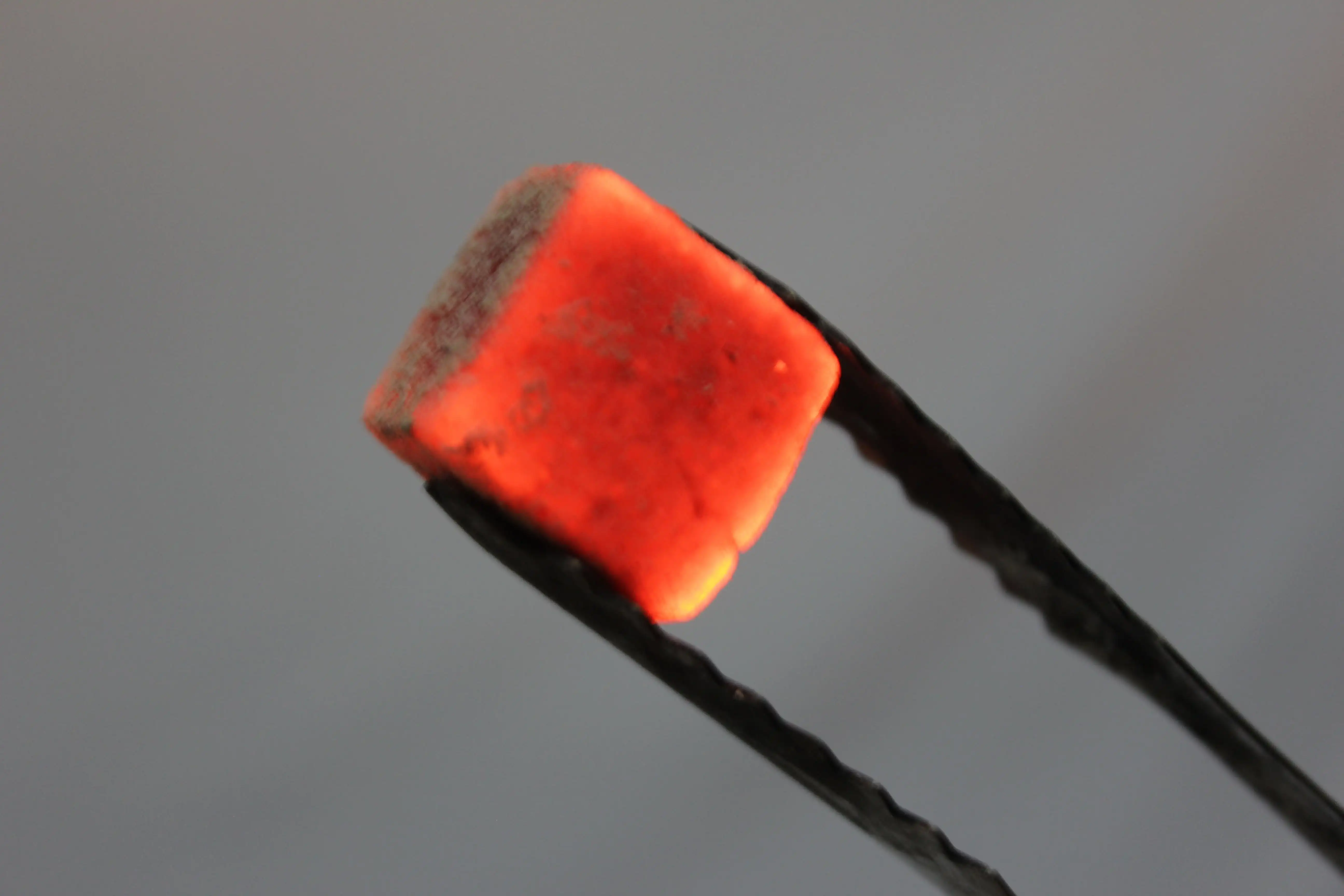 
White Ash And Low Ash Strong Cubic Shape Coconut Briquette 