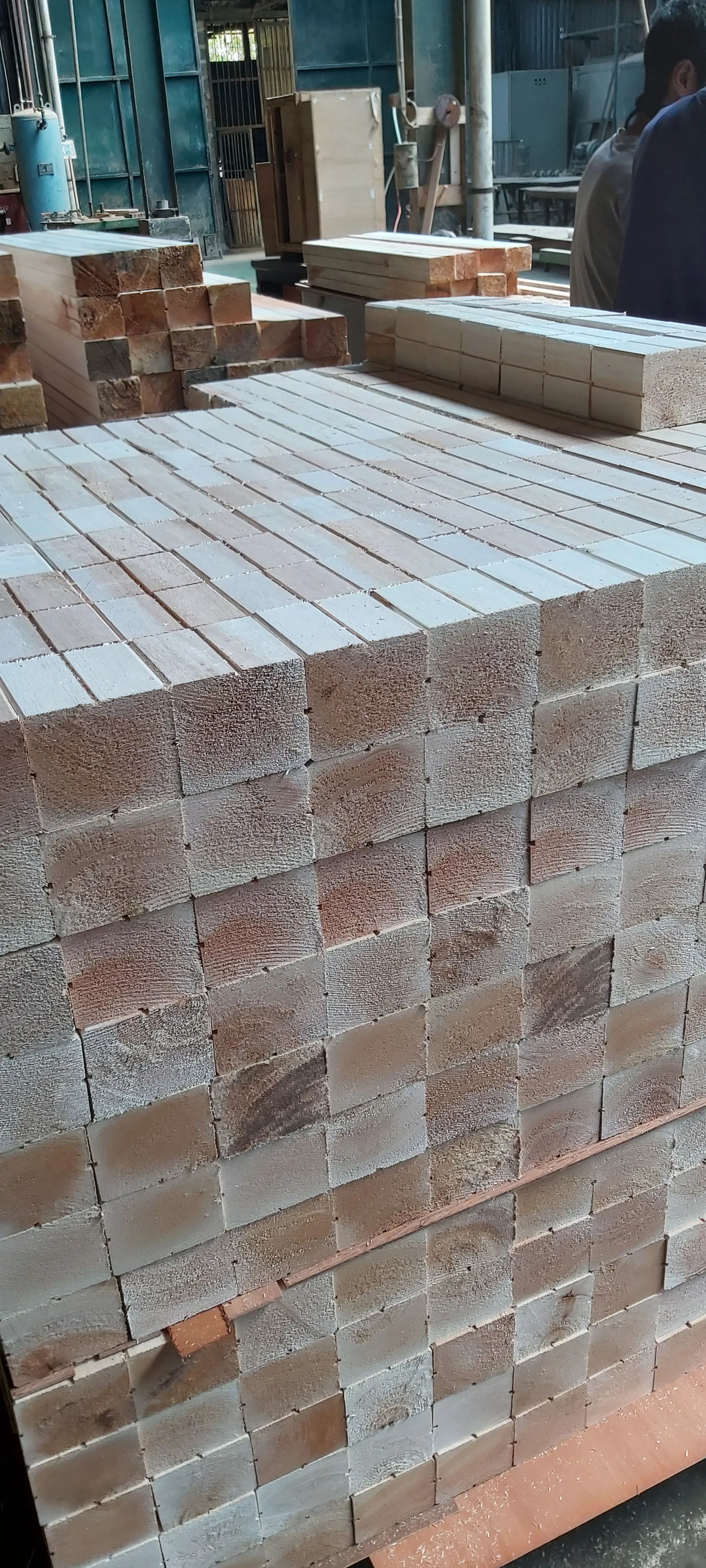 
Wood Pallet sawn timber - S4S & E2E Finishing - Light wood & Medium Ligh Hardwood / MLH for making Pallets /Housing usagei 