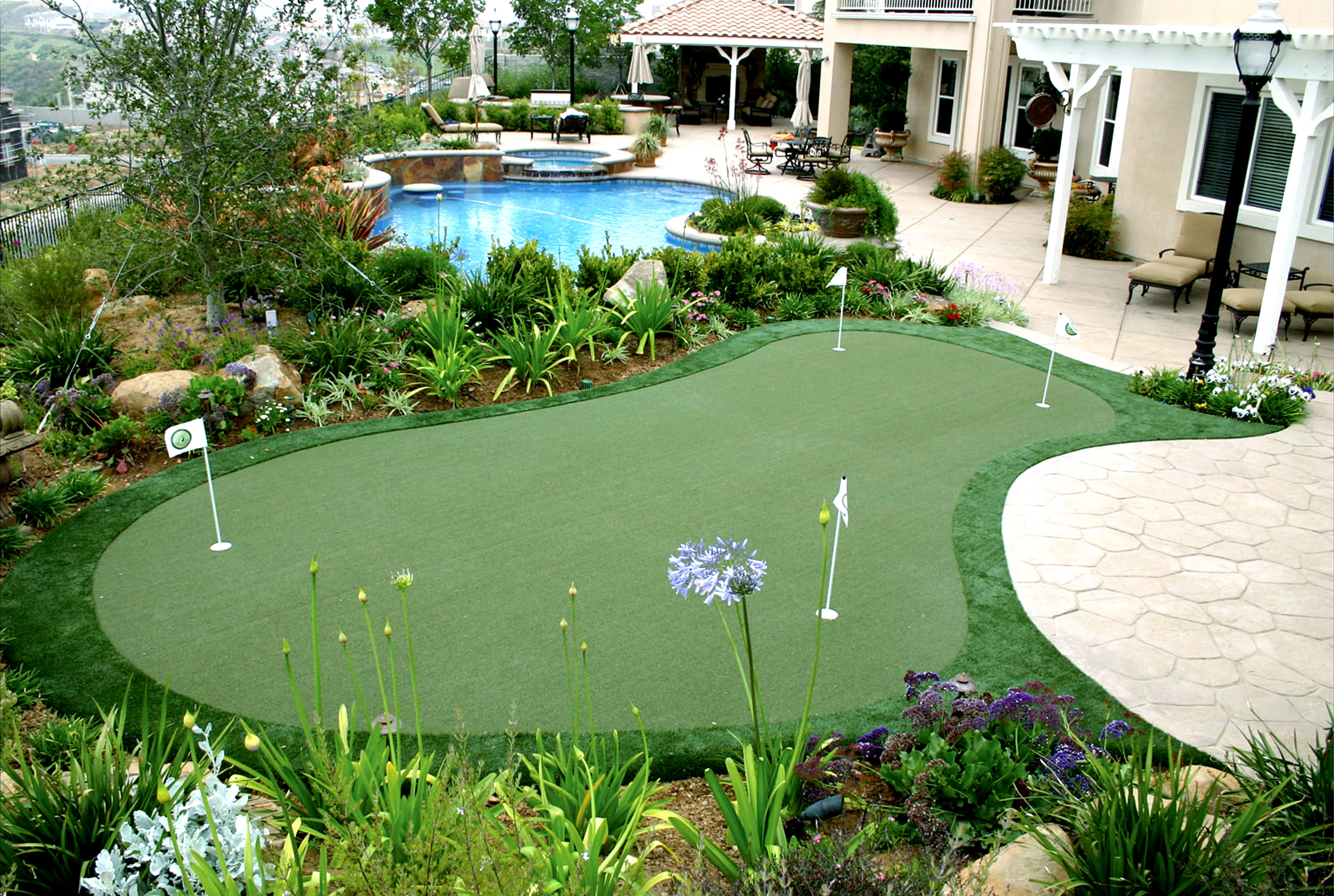  Зеленая профессиональная искусственная трава 13 мм