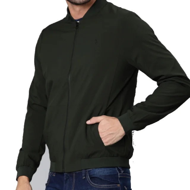 Однотонная куртка-бомбер оливкового и зеленого цвета с воротником-стойкой