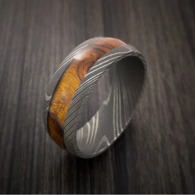 
 Изготовленное на заказ Ювелирное кольцо из дамасской стали ручной работы, верхний центр, деревянная инкрустация  