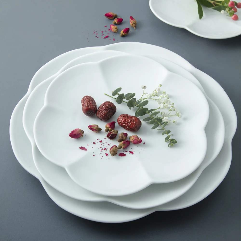 OEM White Peach Blossom-Shaped Porcelain Dinner Plates Hot Trend with Various Sizes round Pattern Wholesale Hotels Restaurants