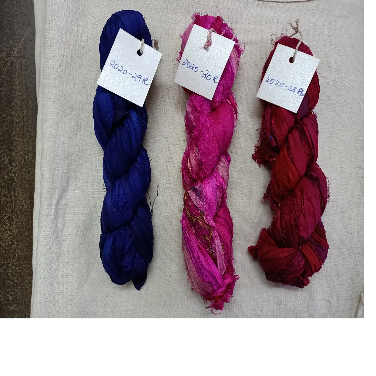 Шелковые ленты sari на заказ в широком ассортименте однотонных и разноцветных лент подходящих для магазинов пряжи волокон