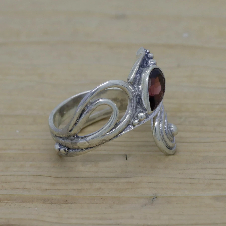 
Leaf Waves Silver Ring with Garnet 