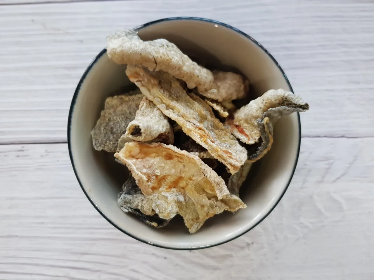 Питательная рыба закуска с ароматом Тома Ням Ароматизированная низким содержанием жира острая настоящая хрустящая кожа трески от Hola из Таиланда