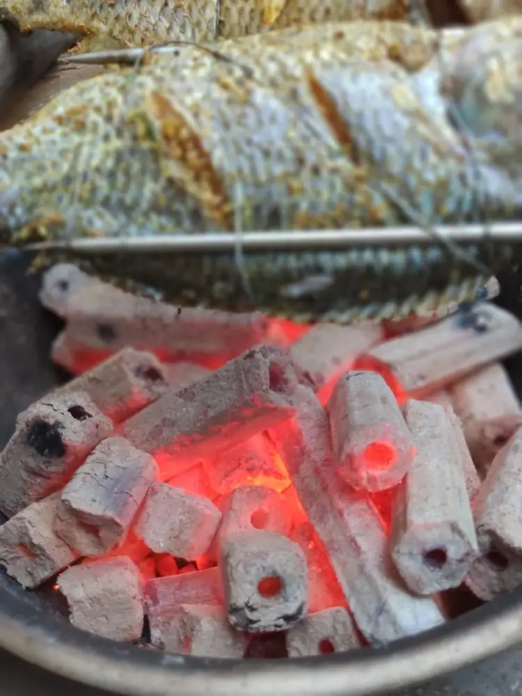 Вьетнамские древесные опилки брикетный уголь из натуральной твердой древесины