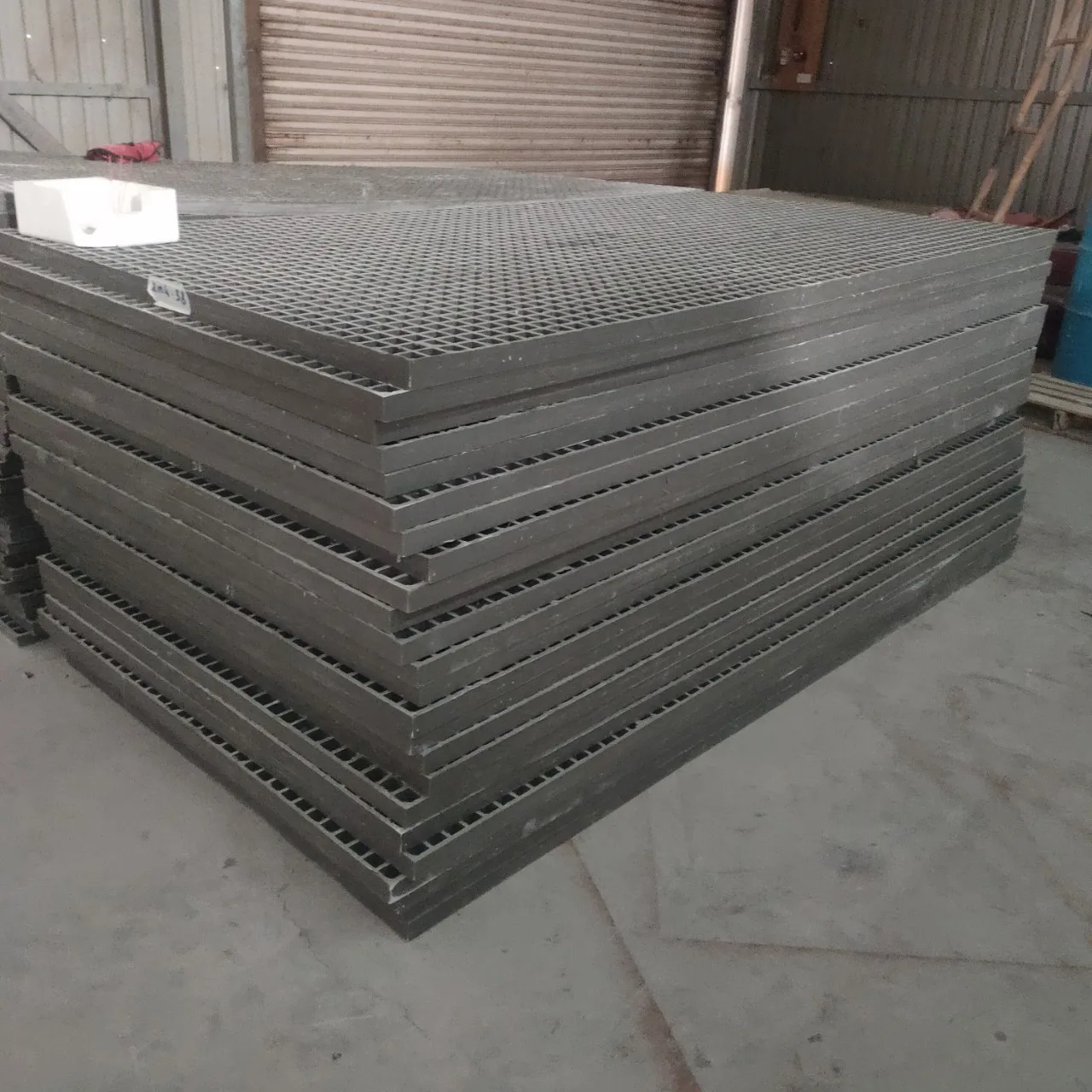 50  - 100 kg Acid Resistant Molded Anti-slip Flame Retardant Composite Grating FRP Gray