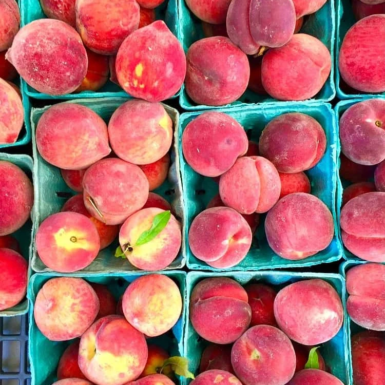 Свежие красные персики