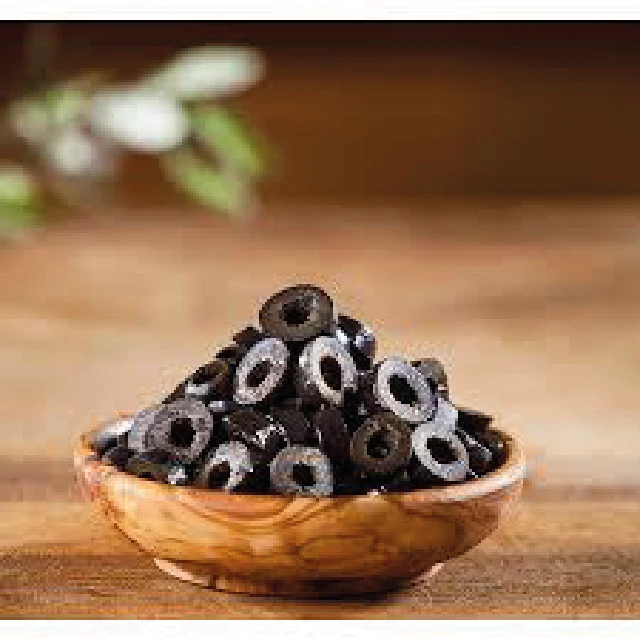 Готовые черные и зеленые оливки нарезанные