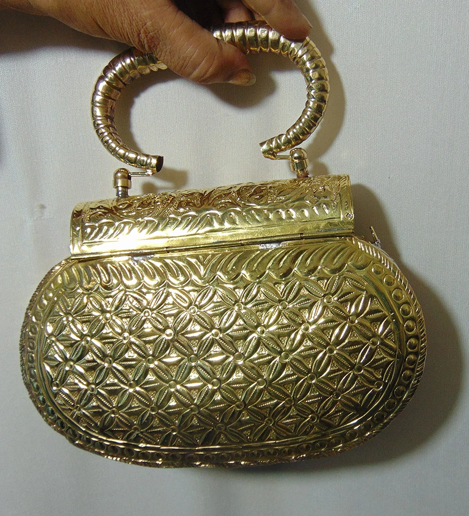 Лидер продаж Стильный винтажный латунный металлический кошелек-клатч ручной работы с резьбой по низкой цене