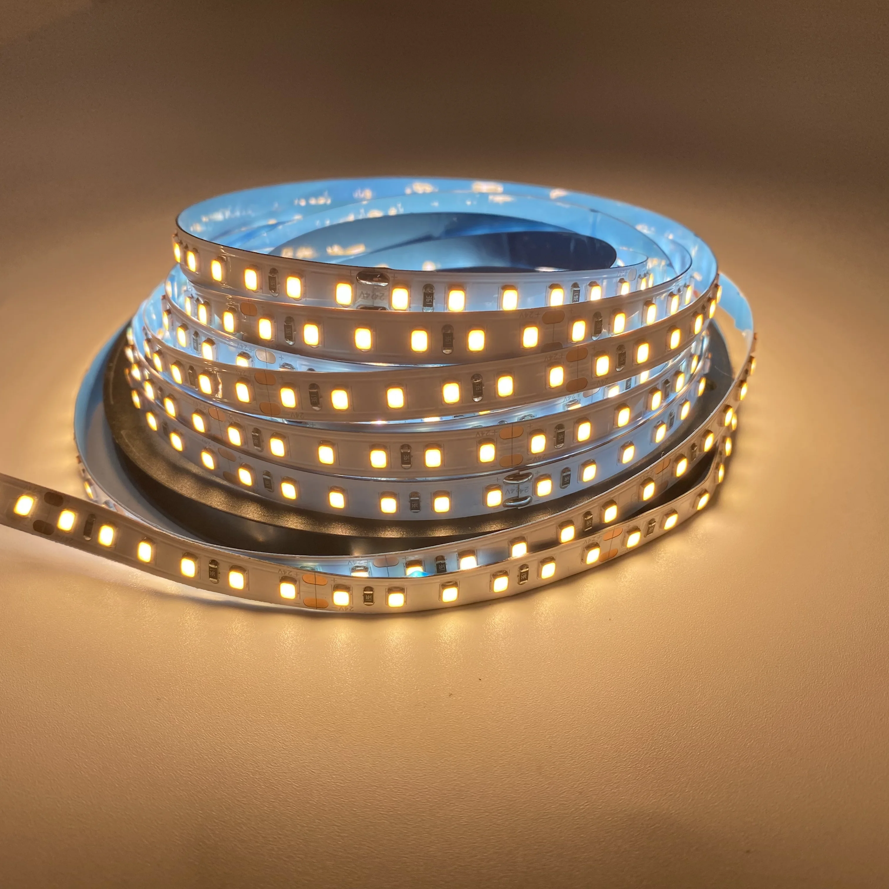 Профессиональная СВЕТОДИОДНАЯ лента SMD 2835 по низкой цене гибкая Водонепроницаемая ультра-яркая светодиодная 4000K 24 В постоянного тока умная Светодиодная
