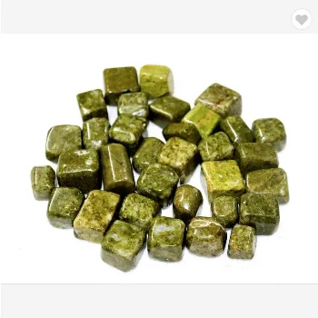 Зеленая везувианит, лечебная сила, медитация, рейки, разбитая галька, камень, разбивающиеся камни