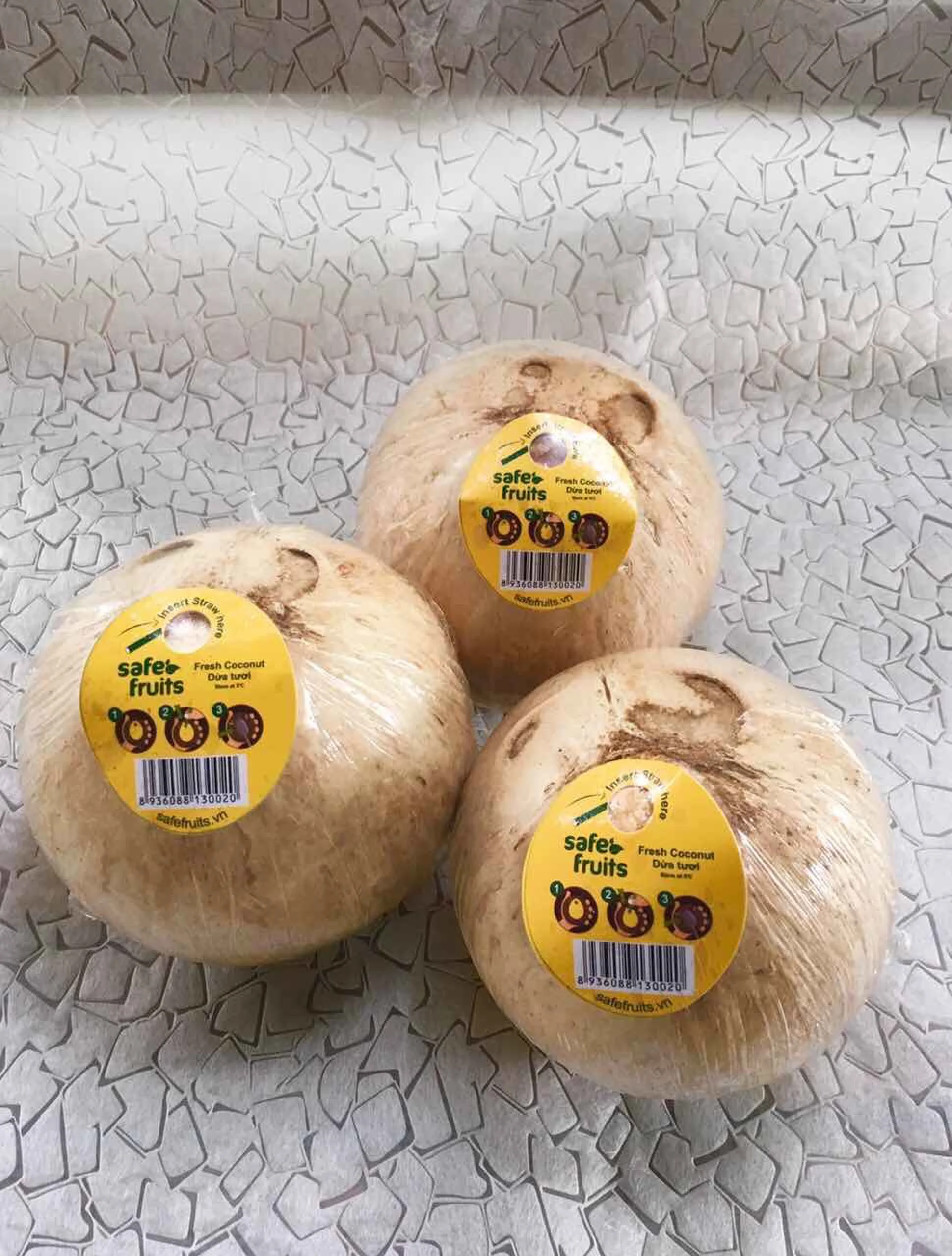 Sweet Coconut Premium Fresh Coconut with High Quality for Wholesale Top Cover / Diamond cut / Round Shape Vietnam Coconut