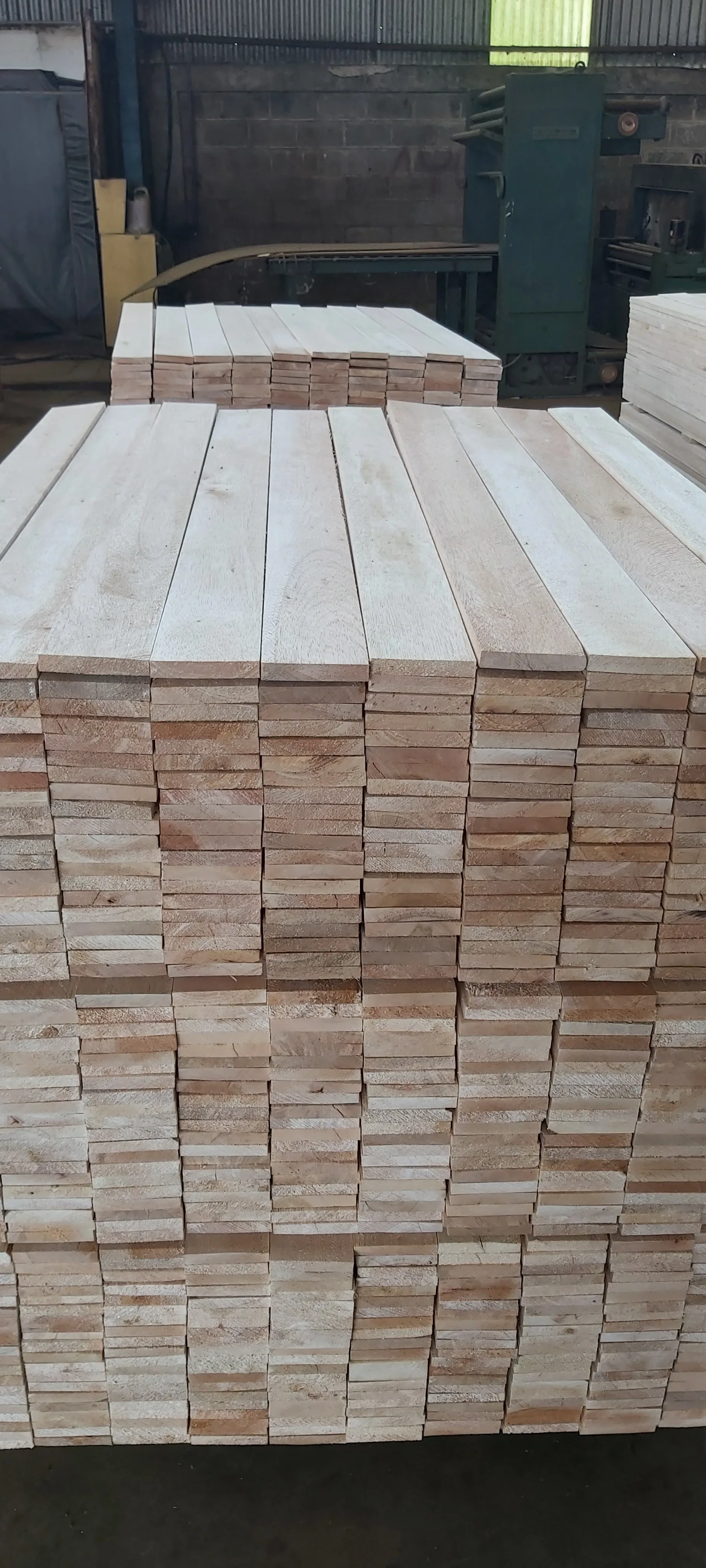 
Wood Pallet sawn timber - S4S & E2E Finishing - Light wood & Medium Ligh Hardwood / MLH for making Pallets /Housing usagei 