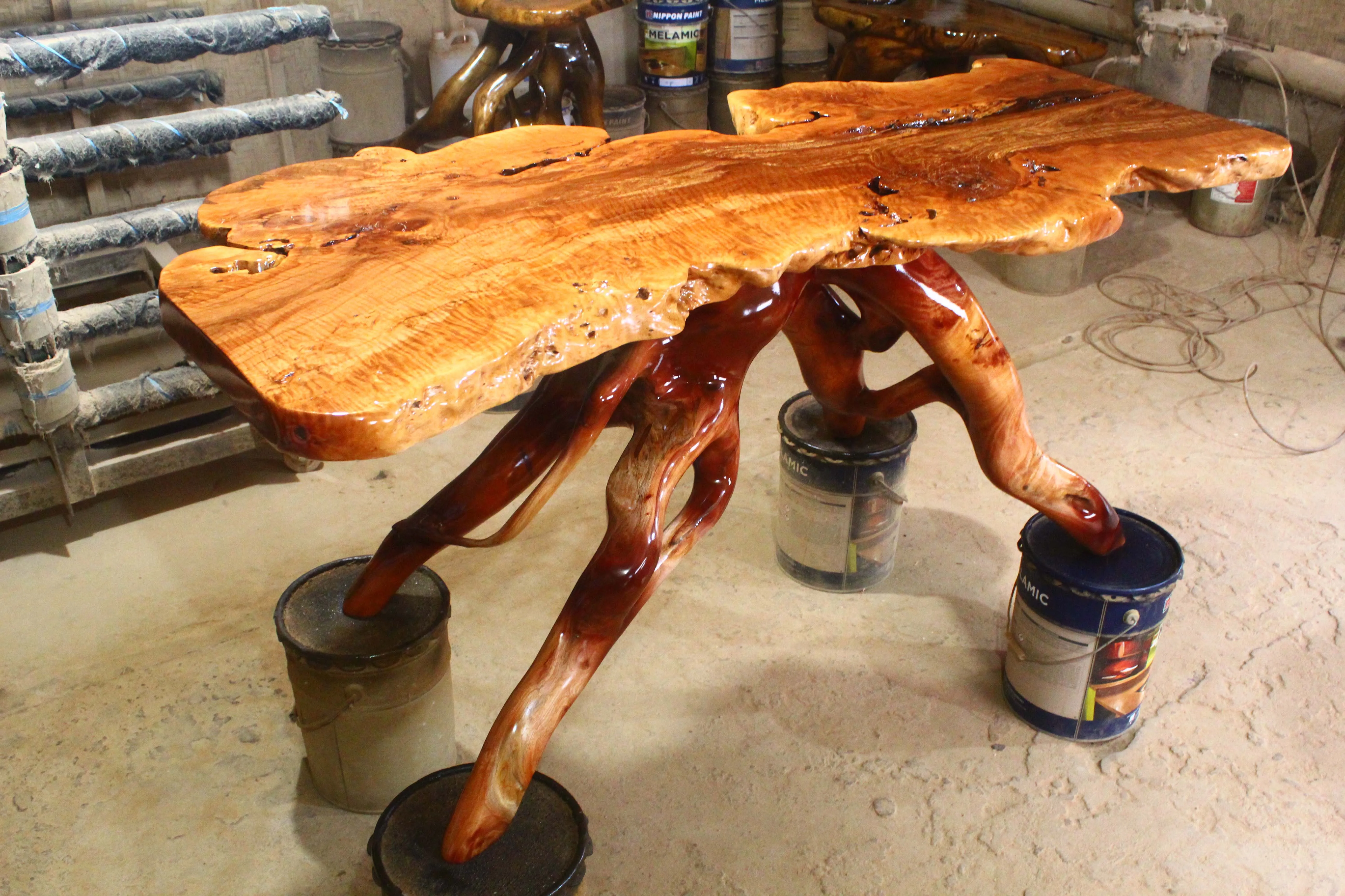 Обеденный стол с изображением корня личи