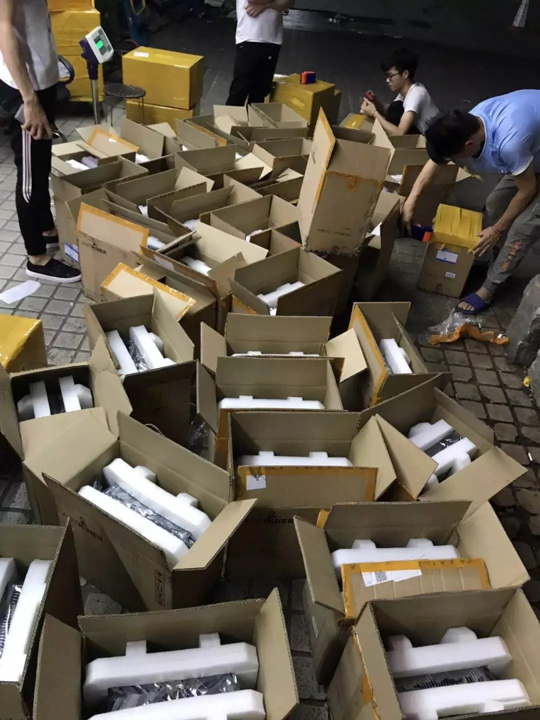 
Second hand used most powerful asic chip miner Bitfily Snow Panther A1 49th SHA-256 crypto miner deliver to INDIA by DDP service 