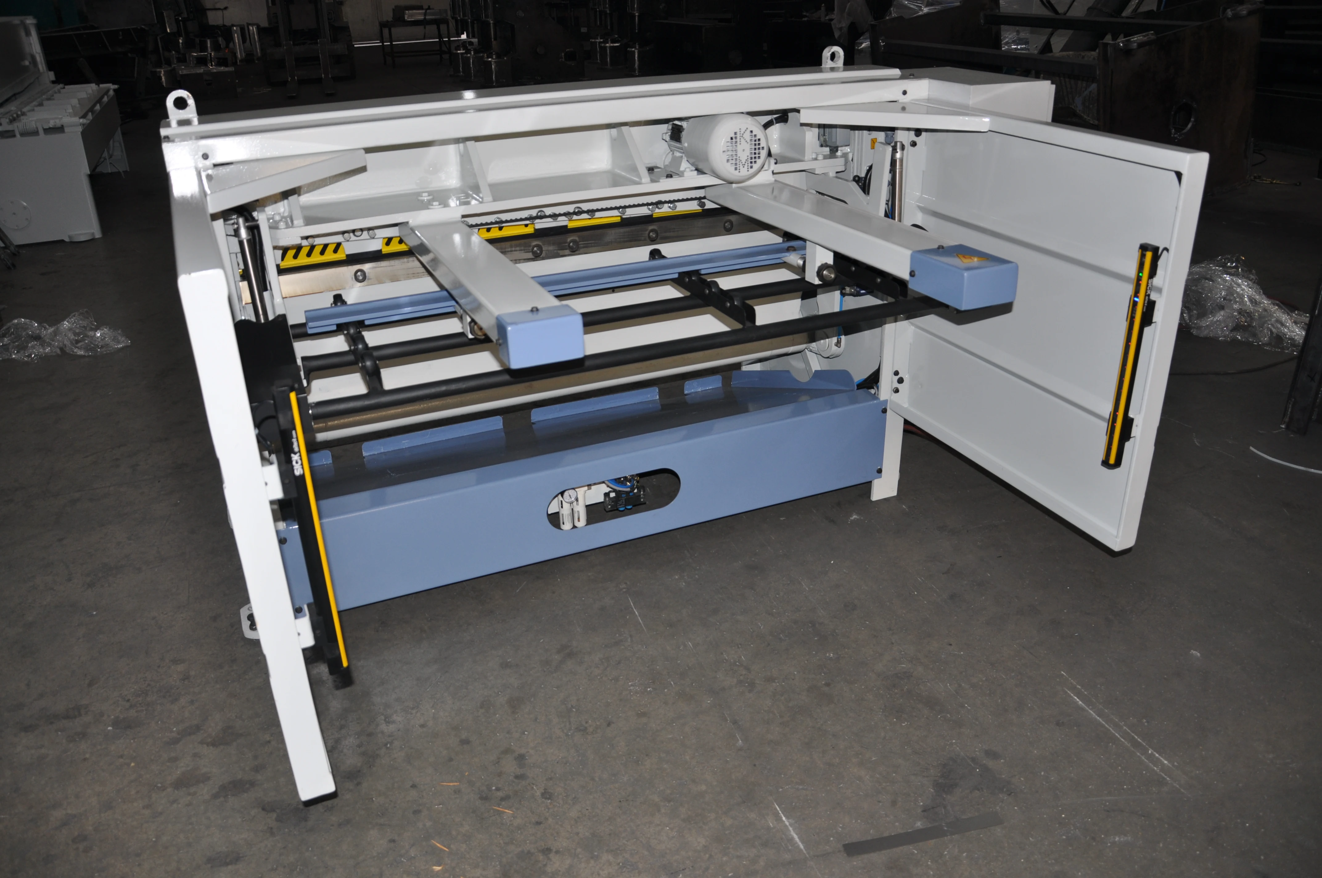 DIRECT -GEAR MOTORISED GUILLOTINES (FRONT DROP)