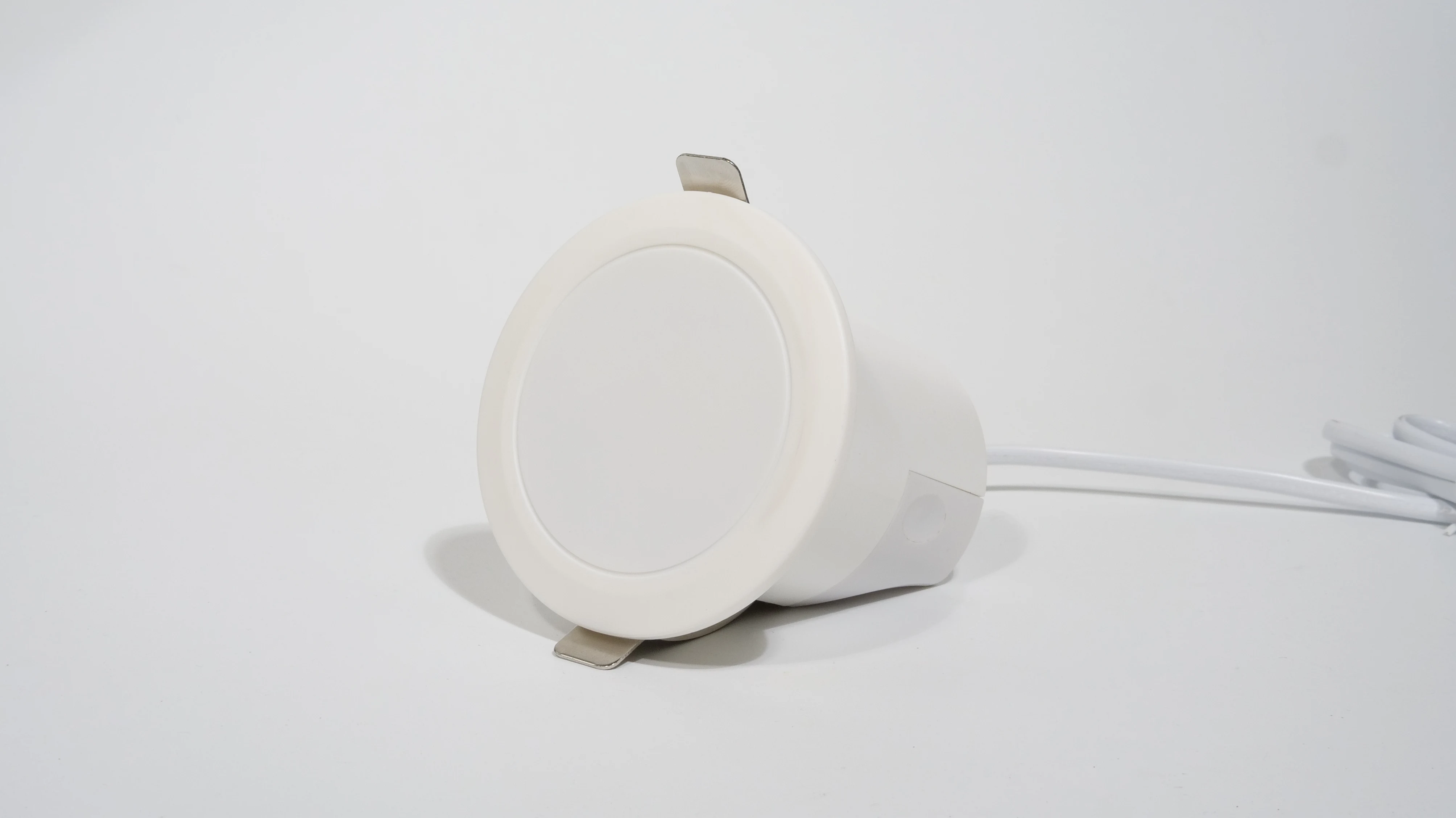 IOT Zigbee TUYA microwave occupation sensor 360 degree detection ceiling installation AC 100~240V power supply