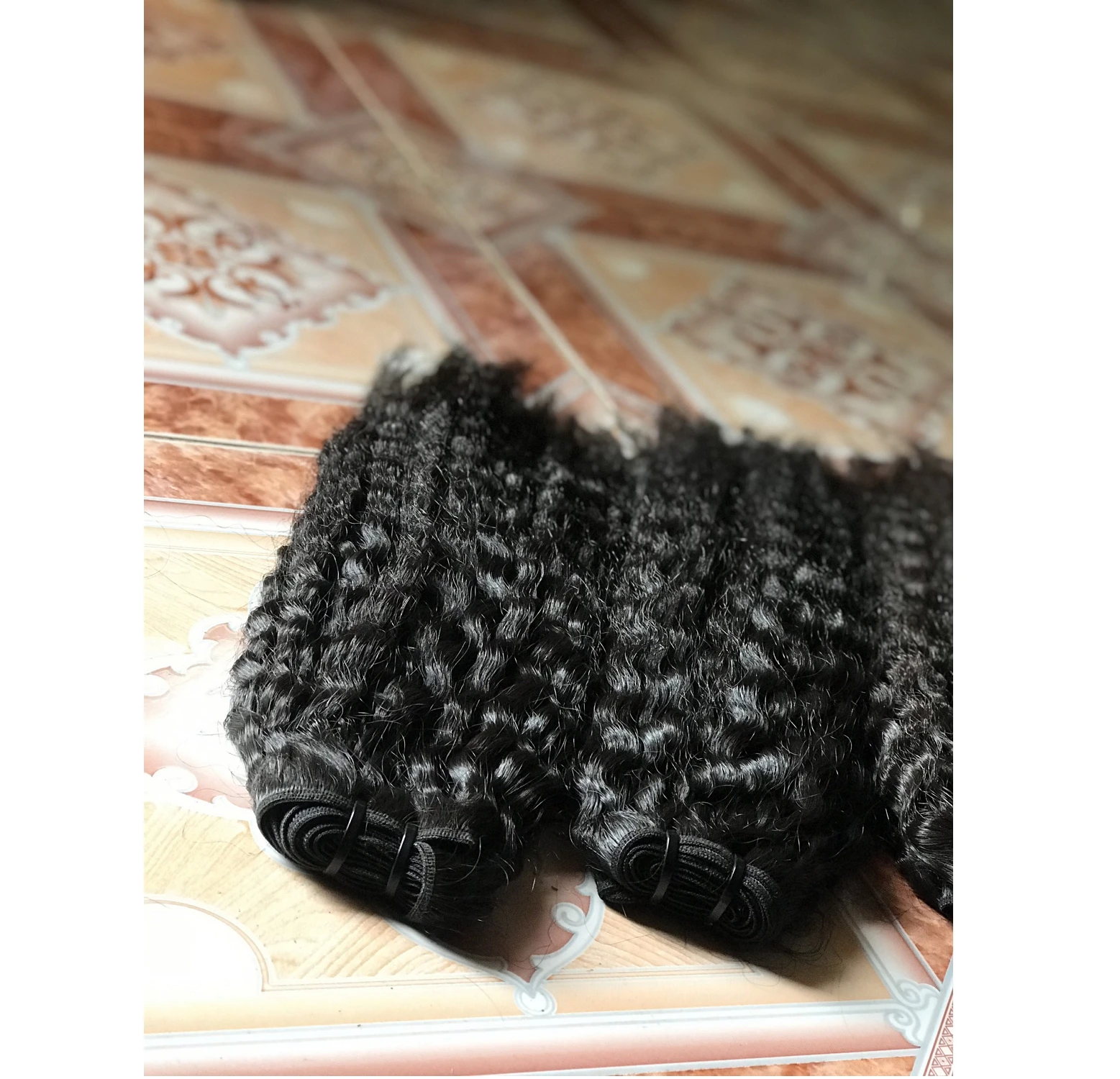 
 Лидер продаж, высококачественные необработанные волосы с выравненной кутикулой, 12 а необработанные глубокие кудрявые человеческие волосы  