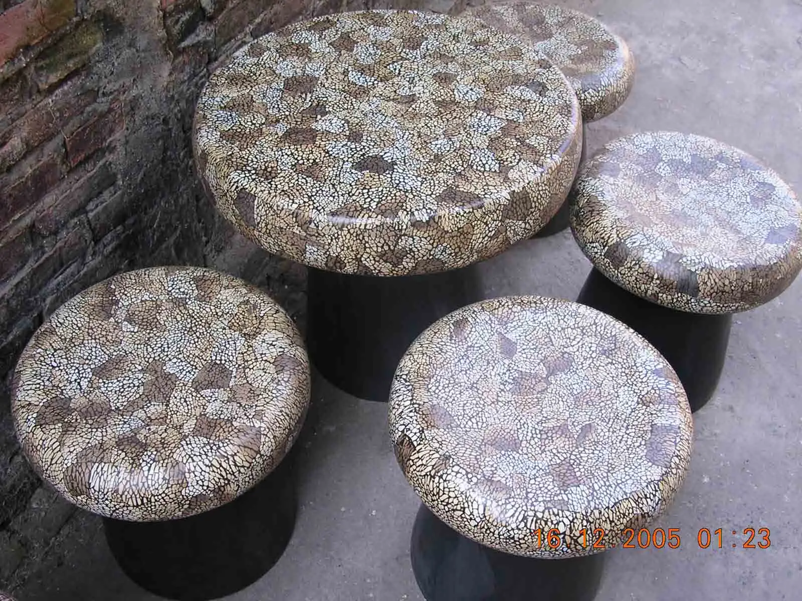 
Round egg-shell lacquer table and stools 