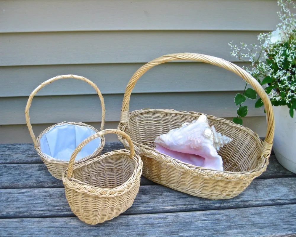 Eco Friendly High Quality White Back Round Hanging Handle Wholesale Manufacture Vietnam Holiday Wicker Rattan Flower Basket